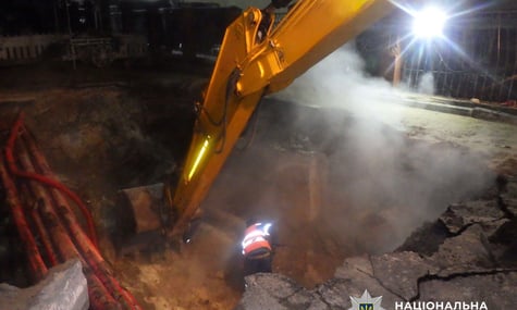 У Києві підлітка впала в яму з окропом та зазнала опіків 73% тіла. За її життя борються лікарі — прокуратура