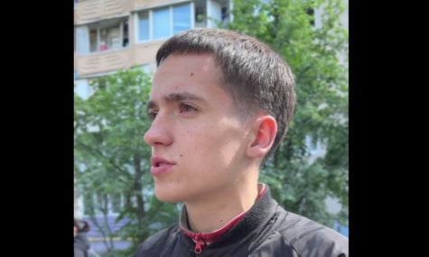 «Вона кричить, я — плачу, але далі копаю». У Києві юнак допомагав рятувальникам витягувати жінку з-під завалів
