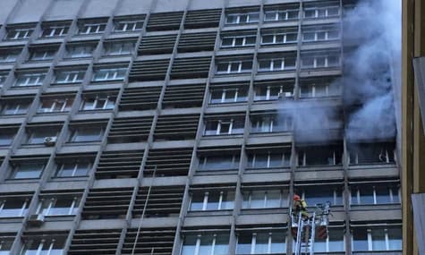 У столиці біля метро Театральна палали кілька поверхів офісної будівлі