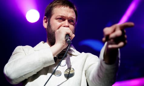 Соліст Kasabian пішов з групи. Наступного дня його визнали винним у побитті нареченої