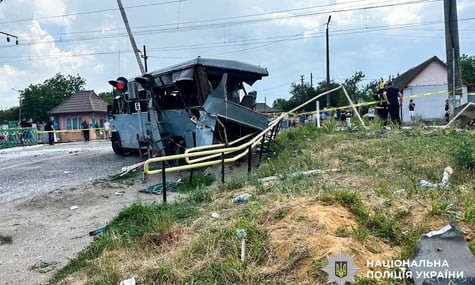 Наслідки ДТП за участю маршрутного автобуса та потяга на Рівненщині