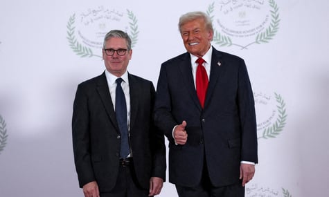 Президент США Дональд Трамп і прем’єр-міністр Великої Британії Кір Стармер на саміті в Шарм-ель-Шейху 13 жовтня 2025 року