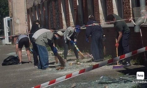 Десятки людей долучилися до прибирання території кіностудії Довженка в Києві після російського обстрілу