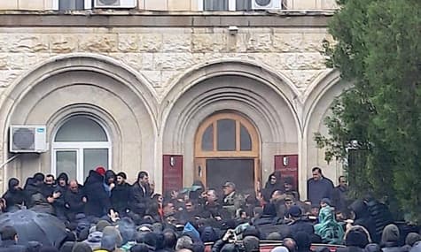 Abkhazia: More Than 1000 Opposition Supporters Storm Presidential Palace
