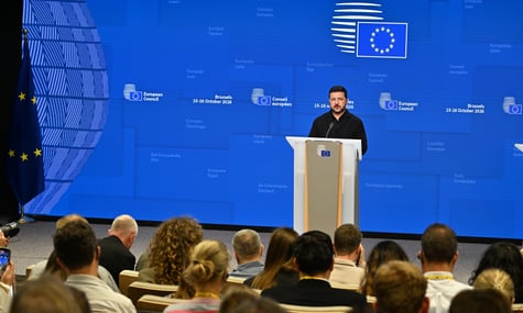 «Сльозилися очі». Politico заявило, що журналісти неодноразово скаржилися на неприємний запах у пресзалі — там виступав і Зеленський