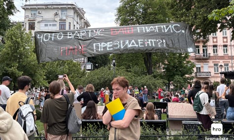Довіра до Зеленського дещо знизилася після скандального закону про НАБУ. Найбільше — серед молоді