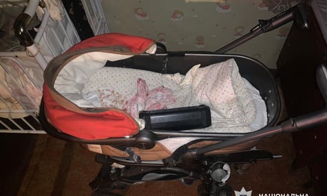 Пневмонія, бронхіт і дефіцит ваги. На Львівщині матір сімох дітей підозрюють у недогляді двомісячної дівчинки