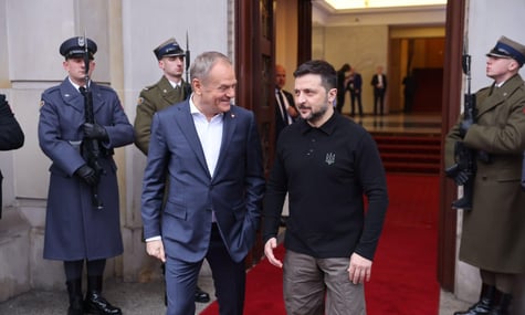 «Перш ніж емоції зруйнують солідарність». Туск закликав Зеленського та Навроцького провести «пряму та щиру розмову»