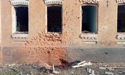 російський літак обстріляв церкву та дитсадок на Сумщині: одну людину поранено