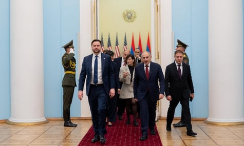 Венс мусив пояснювати свій пост зі згадкою геноциду вірмен. Білий дім переклав відповідальність на свого працівника