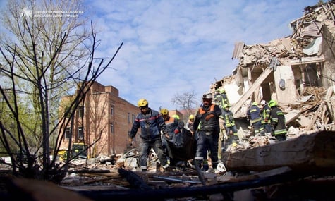 У Дніпрі з-під завалів дістали тіла трьох людей. Ще кількох шукають (ОНОВЛЕНО)