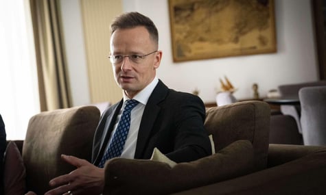 Сіярто: Польща «топче ногами верховенство права», бо не підтримує Трампа