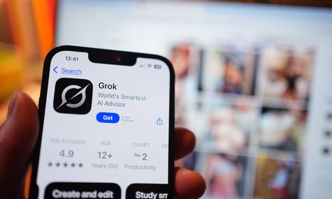 Застосунок штучного інтелекту Grok в App Store на iPhone на тлі результатів пошуку на платформі соціальних мереж X