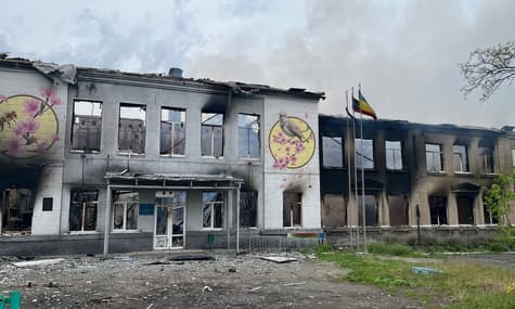 В Донецкой области россияне обстреляли школу запрещенными фосфорными боеприпасами. Она сгорела дотла — ОВА