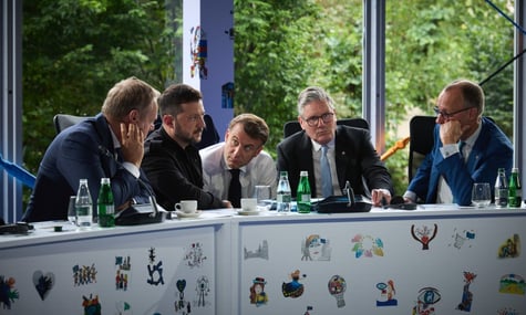 Президент України Володимир Зеленський, прем’єр-міністр Великої Британії Кір Стармер, президент Франції Емманюель Макрон, канцлер Німеччини Фрідріх Мерц та прем’єр-міністр Польщі Дональд Туск у Тирані