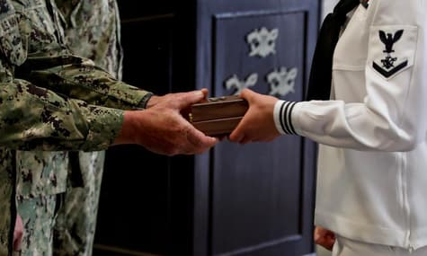 Спецназ ВМС США впервые принял в свои ряды женщину. Ее личность засекретили из соображений безопасности