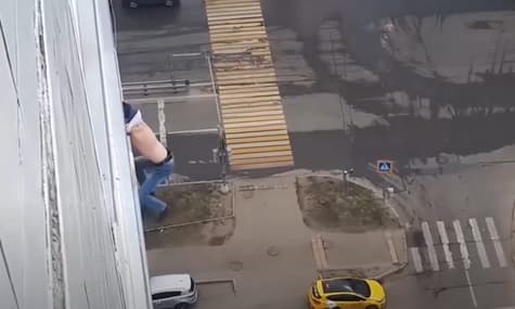 В Москве полицейские спасли мужчину от падения с 15 этажа и составили протокол за нарушение самоизоляции