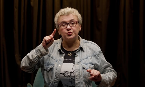 «Я голосувала за Чорновола і тричі за Ющенка». Оксана Забужко про перший синьо-жовтий прапор над Києвом і незалежність