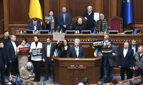 Депутати «Європейської Солідарності» знову заблокували трибуну Ради, вимагаючи відставки уряду