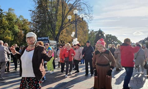 У Маріїнському парку влаштували танцювальне свято до Дня людей похилого віку
