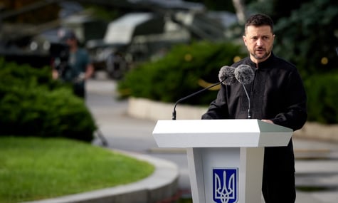 Зеленский: Для дальнобойных ударов Украина использует отечественное оружие и не согласовывает цели с США