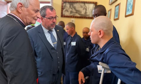 Привіз подарунки, побажав повернутися додому. Кардинал Дзуппі відвідав табір для полонених військових рф на Львівщині
