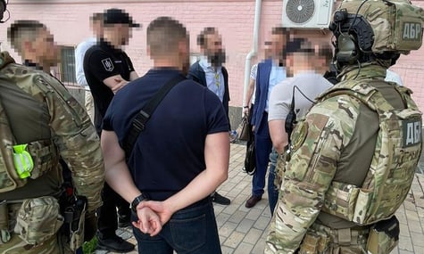 Екссуддю Ємельянова затримали одразу після виходу з-під варти. У ДБР кажуть, що він планував утекти