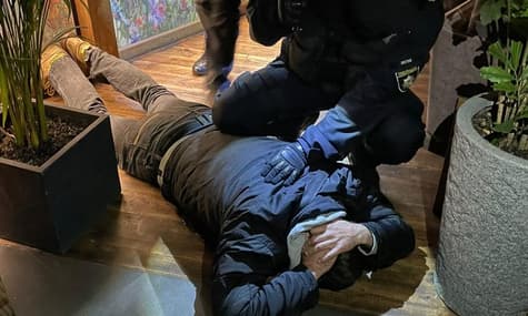 У Києві спецпризначенці штурмували ресторан, який працював у карантин. Працівник закладу вдарив журналіста