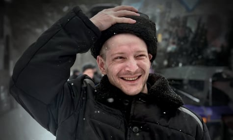 Пожизненное заключение, серийный убийца в камере и жена, которая после возвращения из плена ушла с его деньгами. История защитника Мариуполя