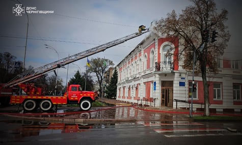 Окупанти атакували міськраду в Прилуках та податкову в Новгороді-Сіверському. Є постраждалі