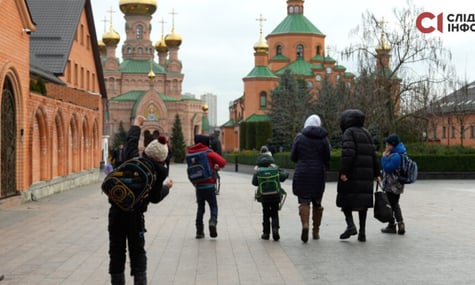 В УПЦ заявили, що не знають про підпільну школу при монастирі в Києві, яку знайшли журналісти
