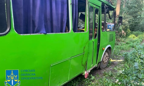 Три человека погибли в результате удара рф по автобусу на Сумской области (ДОПОЛНЕНО)