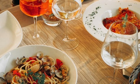 Їжа в одному з ресторанів в італійській Венеції Їжа в одному з ресторанів в італійській Венеції