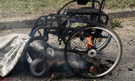 Окупанти поцілили дроном по людях з колісним кріслом у Нікополі