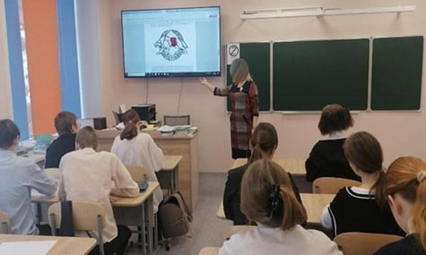 російські школярі привітали своїх військових малюнками з емблемами Сил спеціальних операцій України
