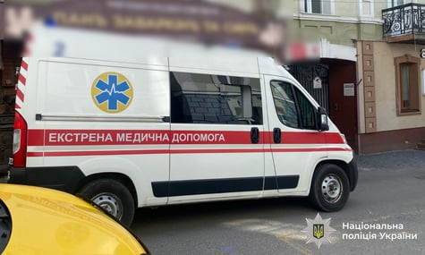 Автомобіль «швидкої» біля школи у Вінниці