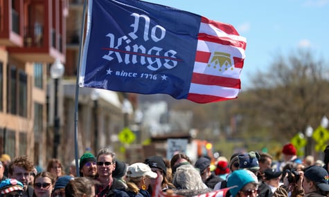 «Без королів». У США люди вийшли на третю хвилю протестів проти Трампа, а його рейтинг впав до найнижчої точки