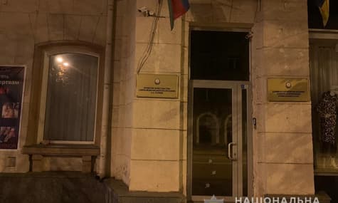 В Харькове ночью обстреляли консульство Азербайджана. Полиция возбудила уголовное дело и обещает круглосуточную охрану