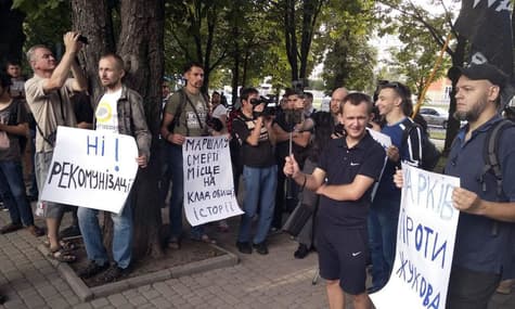 В Харькове устроили акцию у восстановленного бюста Жукову