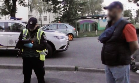 У Києві чоловік «зробив зауваження» підліткам, вистріливши у їхній бік. Йому загрожує тюрма