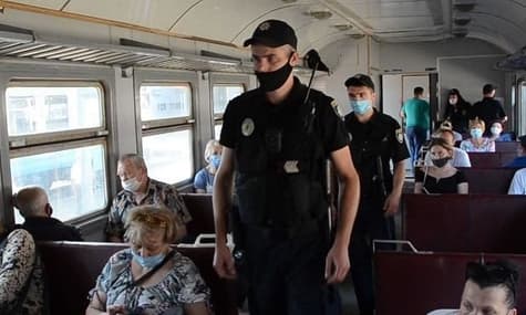 Столична поліція влаштувала рейди на вокзалах і в електричках: перевіряли дотримання карантину