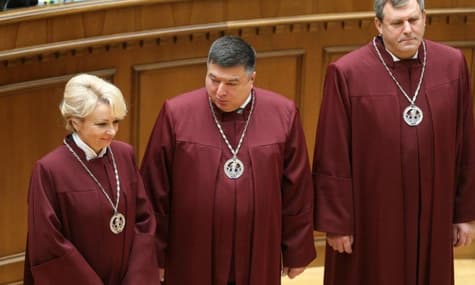 На главу КСУ Тупицкого составили два админпротокола — из-за конфликта интересов и дачи в Крыму