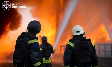Рятувальники кілька днів гасили підприємство на Одещині, поки росіяни повторно атакували його — ДСНС
