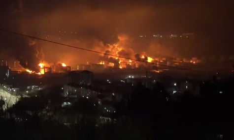 У російському Туапсе — масштабна пожежа в морському порту після атаки безпілотників (ВІДЕО)