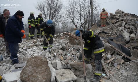 Під завалами будинку у Вільнянську знайшли вже 10 загиблих, троє з них — діти