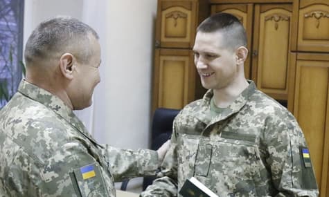 Освобожденным из плена военным вручили новые личные документы