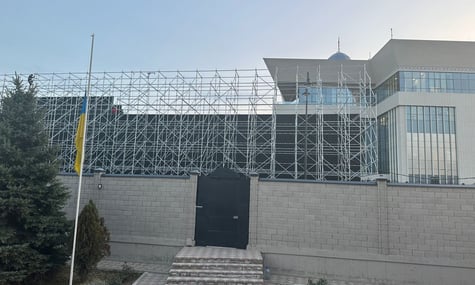 У Киргизстані «сховали» посольство України за екраном на тлі візиту путіна. Кажуть: це новий протокол