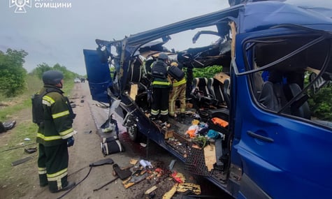 Війська рф вбили сімʼю ударом по рейсовому автобусу на Сумщині — Зеленський