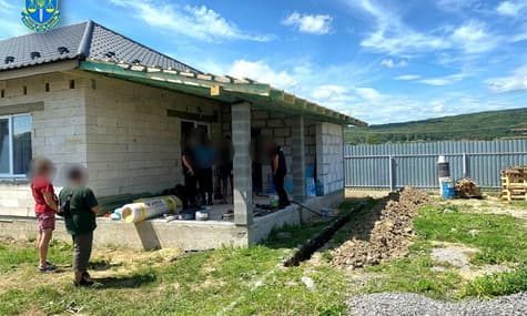 Посадовець військкомату на Закарпатті змушував солдатів будувати йому маєток