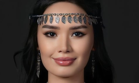 На Балі модель із Казахстану побилася з російською блогеркою. Серед імовірних причин — українські пісні та «Слава Україні»